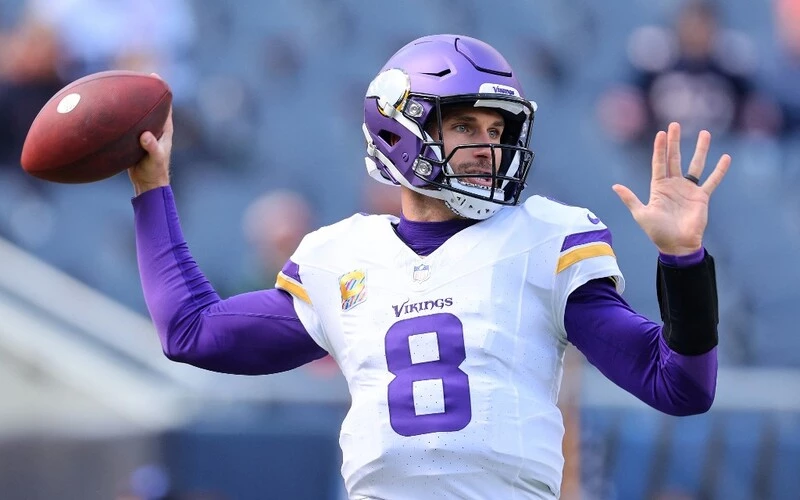 Kirk Cousins #8 of the Minnesota Vikings warms up prior to the game against the Chicago Bears at Soldier Field on October 15, 2023 in Chicago, Illinois. The 49ers vs Vikings Prediction is ready for analyze.