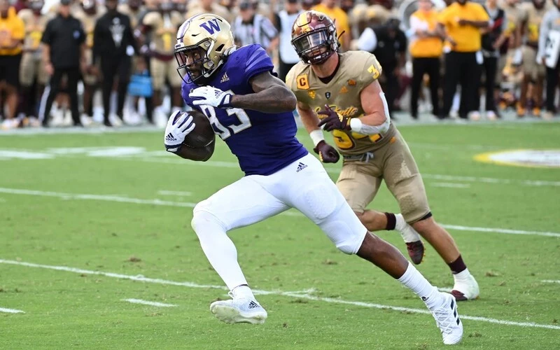 Devin Culp #83 of the University of Washington Huskies runs with the ball after making a reception against the Arizona State University Sun Devils during the second quarter at Sun Devil Stadium on October 08, 2022 in Tempe, Arizona. For 2023, the Arizona State vs Washington Odds are on fire.