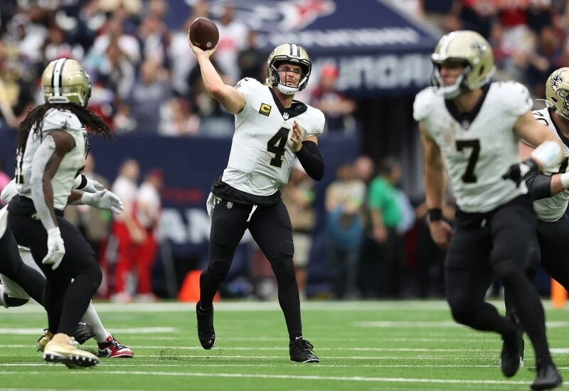 Derek Carr #4 of the New Orleans Saints throws a pass during the fourth quarter against the New Orleans Saints.